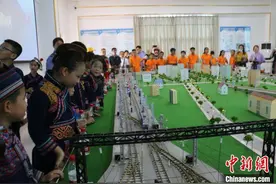 广西山区学生暑期体验模拟驾驶动车图片