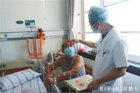 米粒大铁屑正中老木匠的眼球，医生眼内巧捉“真凶”保住其视力图片