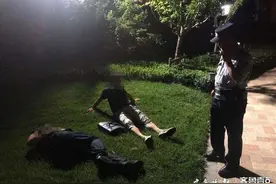 俩男子醉酒呕吐出租车，济南槐荫民警热情服务救助一对酒友图片
