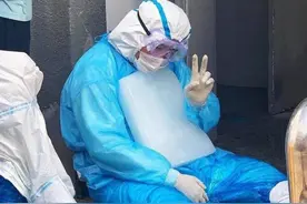 这个“抱冰男孩”火了！照片背后的故事让人心疼……图片