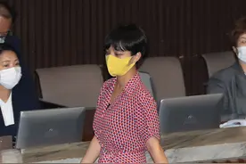 韩国27岁女议员穿粉红裙子去国会 网友吵翻天图片