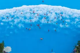 夏日戏水享清凉图片