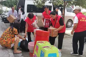 卧龙区：“同心超市”捐物资 爱心温暖贫困户图片