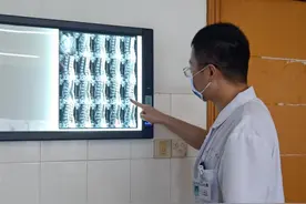 在家弯腰抱狗狗，长沙20岁姑娘竟然抱“断”了腰？图片