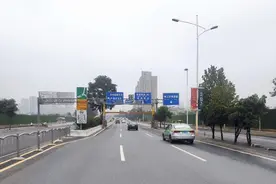 郑州西三环郑上路立交二层维修施工50天，向东车辆须绕行或走桥下一层图片