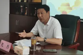 济南市体育局局长孔杰为皇亭竞技体校党员干部讲党课图片