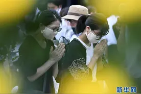 日本广岛举行原子弹轰炸75周年纪念活动图片