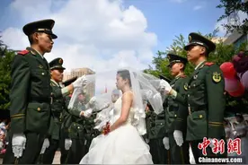 云南武警官兵军营举办集体婚礼图片