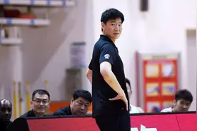 邱彪“转正”担任深圳队主帅图片