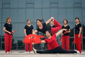 全民健身——河北沙河：晨练太极功夫扇图片