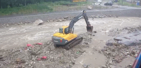 降雨导致渭南国道242线便桥被冲毁 抢险正在进行图片