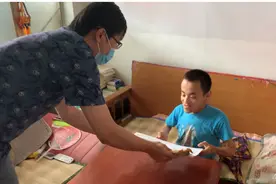 邹城“瓷娃娃”学霸感动网友，获得阿里巴巴天天正能量奖图片