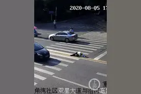 执勤民警中暑晕倒在地，接下来的这一幕很暖图片