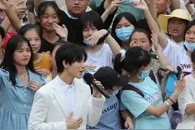 心连心慰问演出走进宁德 王俊凯演出《我们都是追梦人》图片
