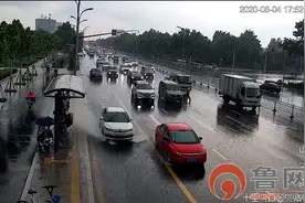 淄博男子开车溅水花浇湿路人 交警约谈车主罚款教育图片