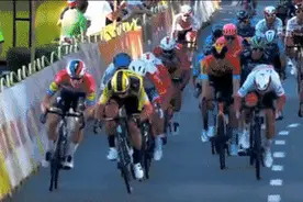不道德！环波兰公路自行车赛发生恶意碰撞图片
