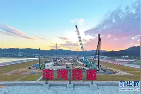 国内最大直径越海盾构隧道——汕头海湾隧道贯通图片