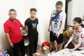 驾三轮车和女友兜风，“顺走”有轨电车轨道配件图片