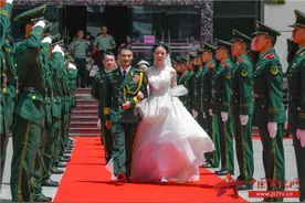 爱在军营 情定今朝：武警昆明支队为26对新人举办集体婚礼图片