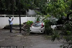 印度孟买遭遇暴风雨袭击图片