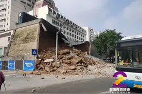 突发！西安明秦王府一处城墙坍塌，多车受损图片