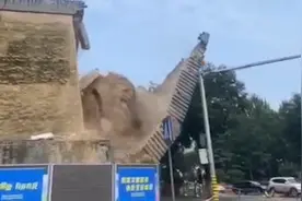 西安明秦王府城墙遗址局部坍塌：附近多车受损视频封面