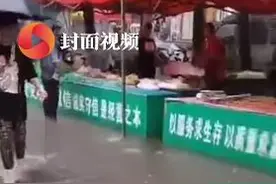 女子水中溜鱼回家：游回家的鱼吃起来新鲜图片