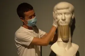 120秒丨魔幻！人像雕塑可拉伸至几十米，竟是用纸手工制成图片