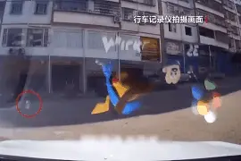 监控记录：女童在空地玩耍闯入驾驶员盲区图片