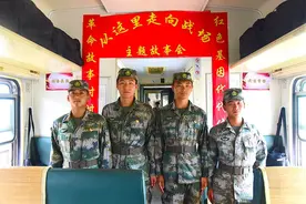 What？兵哥哥在火车上贴起了对联图片
