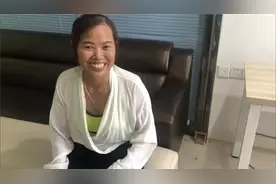 48岁健身房保洁阿姨意外练出麒麟臂，自称从未刻意训练，主要是工作之余帮忙收拾哑铃图片