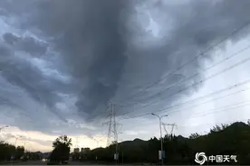 黑云压顶！北京延庆上空乌云翻滚如电影大片图片
