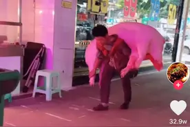 一肩扛起一家人的生活！贵阳“背肉汉”日背上千斤猪肉图片