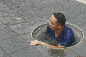 自来水公司员工抢修，为关阀门潜水五六次：只是寻常工作，难度不大没想到会走红图片