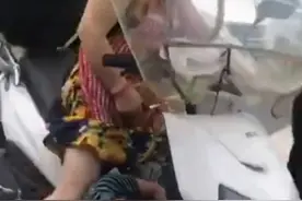 “熊”孩子被母亲捆绑，横放电动车踏板上！“捆绑式”教育你怎么看？图片