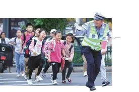 江苏一交警6年来“奔跑”护学 小学生毕业照受邀坐“C位”图片