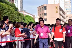 超常发挥，高考当天与校长牵手走红毯的男生如愿考上军校图片