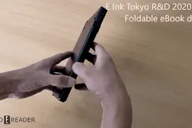 E-Ink演示了一款折叠式电子阅读器 还可以做笔记图片
