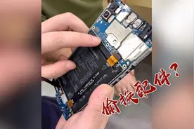 广州男子到维修店给手机换屏遭“调包”，原装零件变组装！视频封面