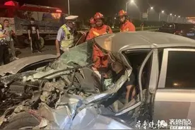 济南二环南高架一货车追尾小轿车，致其严重变形！一男一女被困图片