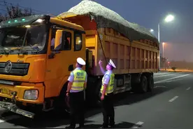 交警突击夜查超限车，18辆“百吨王”被成功围剿图片