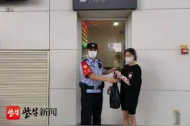 女子拎包神秘不见，镇江铁警三小时后找到捡包的夫妻图片