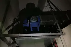 餐馆烟道穿越地下车库排放，油烟滴漏让业主苦恼图片