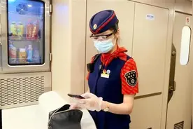 高铁乘务员为什么上班总看“手机”？原来，这不是手机……图片