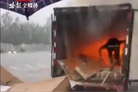 货车刚进加油站就冒黑烟！女站长、加油员紧急救援……图片