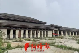 济南一造价千万元的房地产营销中心无人管，频被偷盗彻底荒废图片