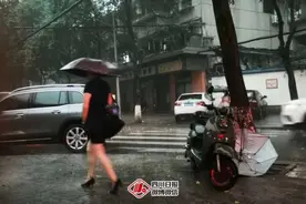 暴雨突袭！成都人上班路上淋个浇湿，9点了天都还是黑的图片