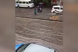 印度50岁女子站在敞开的下水道口7小时 提醒路人防止跌入图片