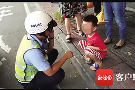 琼海一父亲把5岁娃送路口让自己上楼 谁知老师临时停课 孩子下楼蹲路边哭着找爸图片