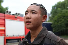 炎炎夏日，你以为消防员们在干什么？隔着屏幕都是汗图片